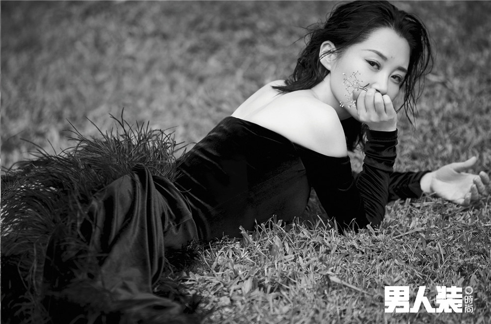 50岁许晴湿发解锁《男人装》封面 秀性感白皙长腿