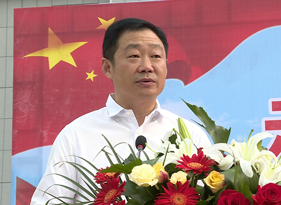 出席并为"赤壁市退役军人关爱基金"授牌,市委副书记,市长董方平致辞