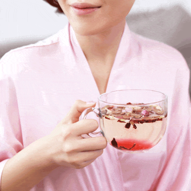 不仅如此,当代人养生是保温杯里泡枸杞,我呢?是身边常备玫瑰花茶!
