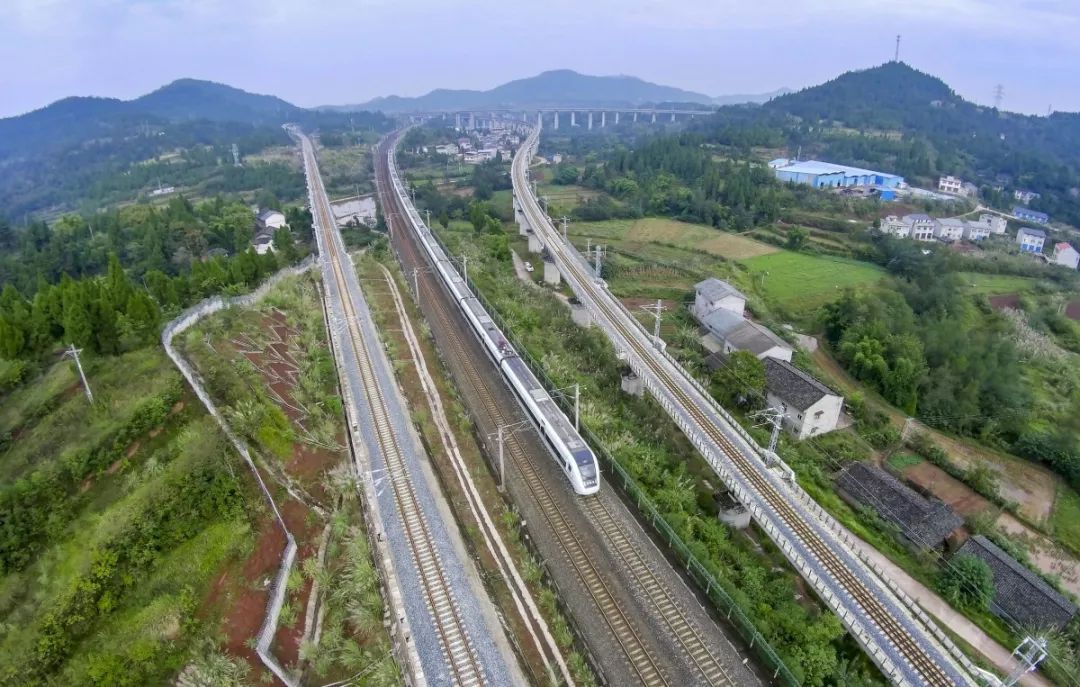 (一列火車駛過嘉陵區西興街道乾井壩社區父子橋鐵路交會點)