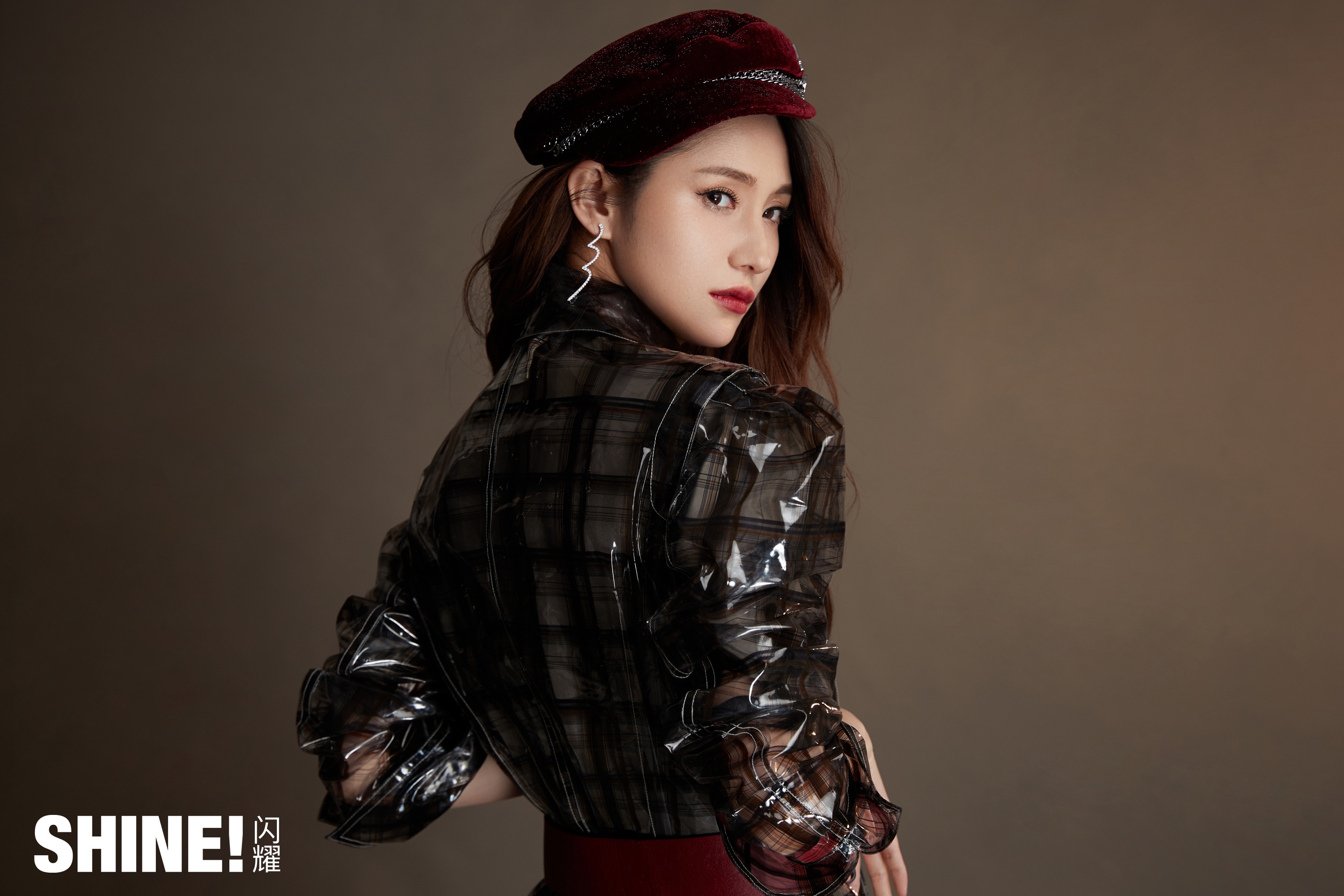 蓝心妍杂志封面曝光 干练风衣英气十足