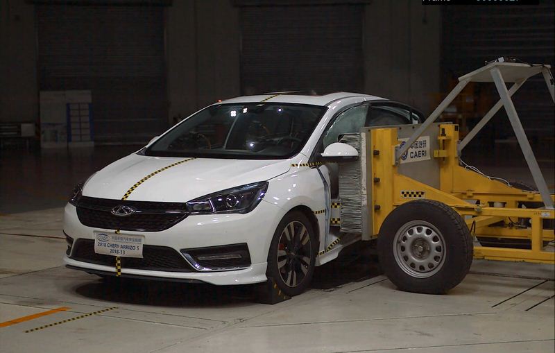 中保研碰撞测试又出惨案日产天籁疑似被撞断b柱