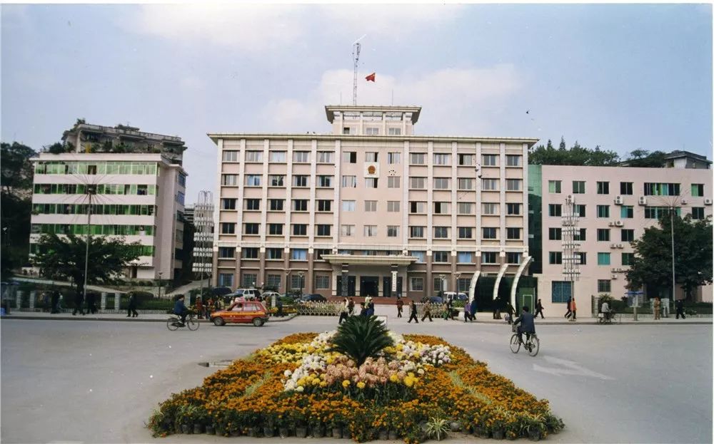 旧照片却会永远刻在我们心中而这座城市的记忆新楼起,旧房拆梁山老城