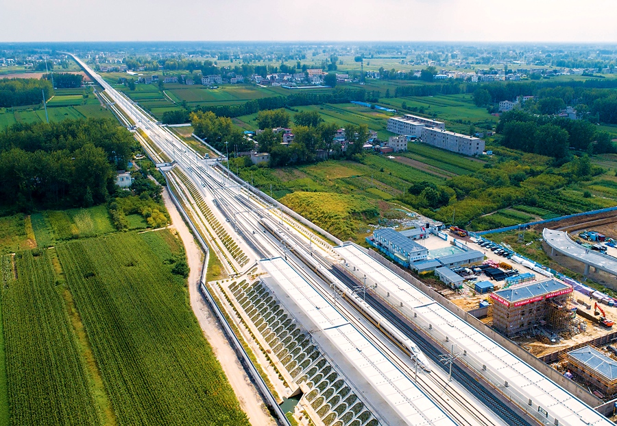 高速綜合檢測列車行駛在商合杭高鐵線太和東站附近.