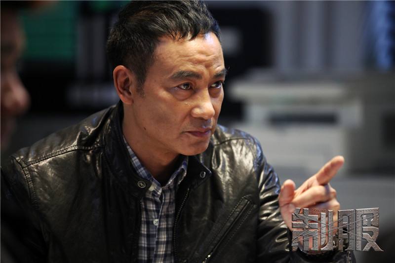 任达华手绑绷带与路人合影细节见人品粉丝很感动