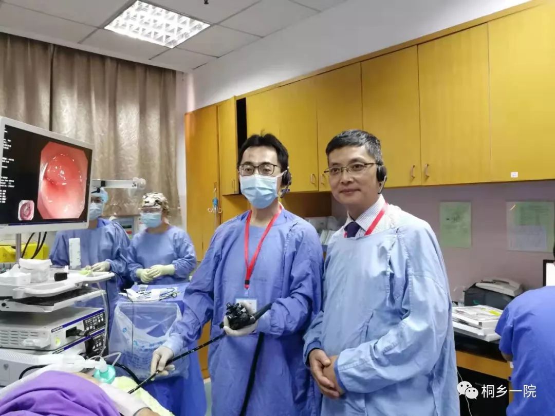 图中,精通多国语言的潘文胜教授(右一)正在为日本