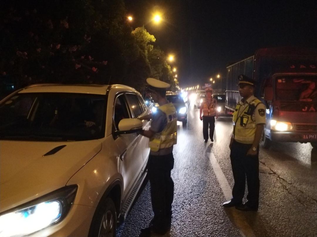 行動結合轄區夜間道路交通違法行為發生的特點,以私家車,貨車,摩托車