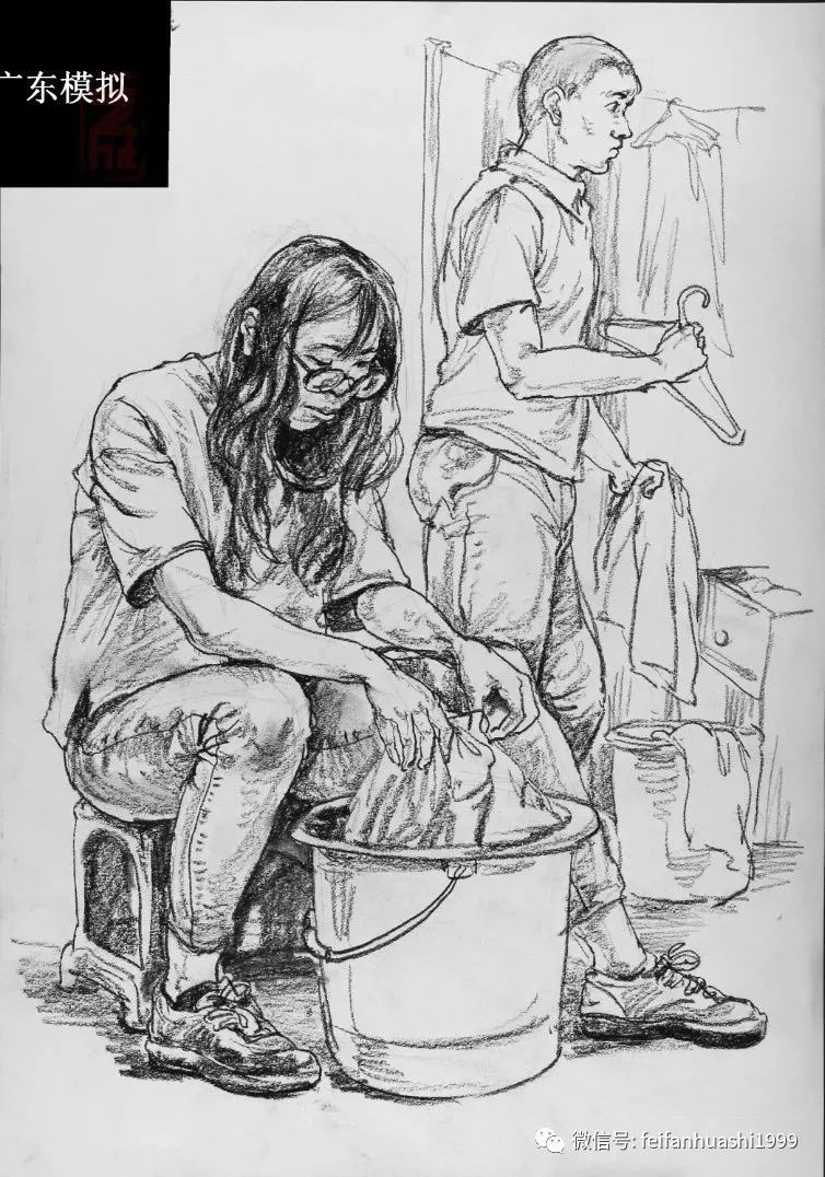 一个正在晾衣服的男子图片内容:一个坐在凳子上洗衣服的女子