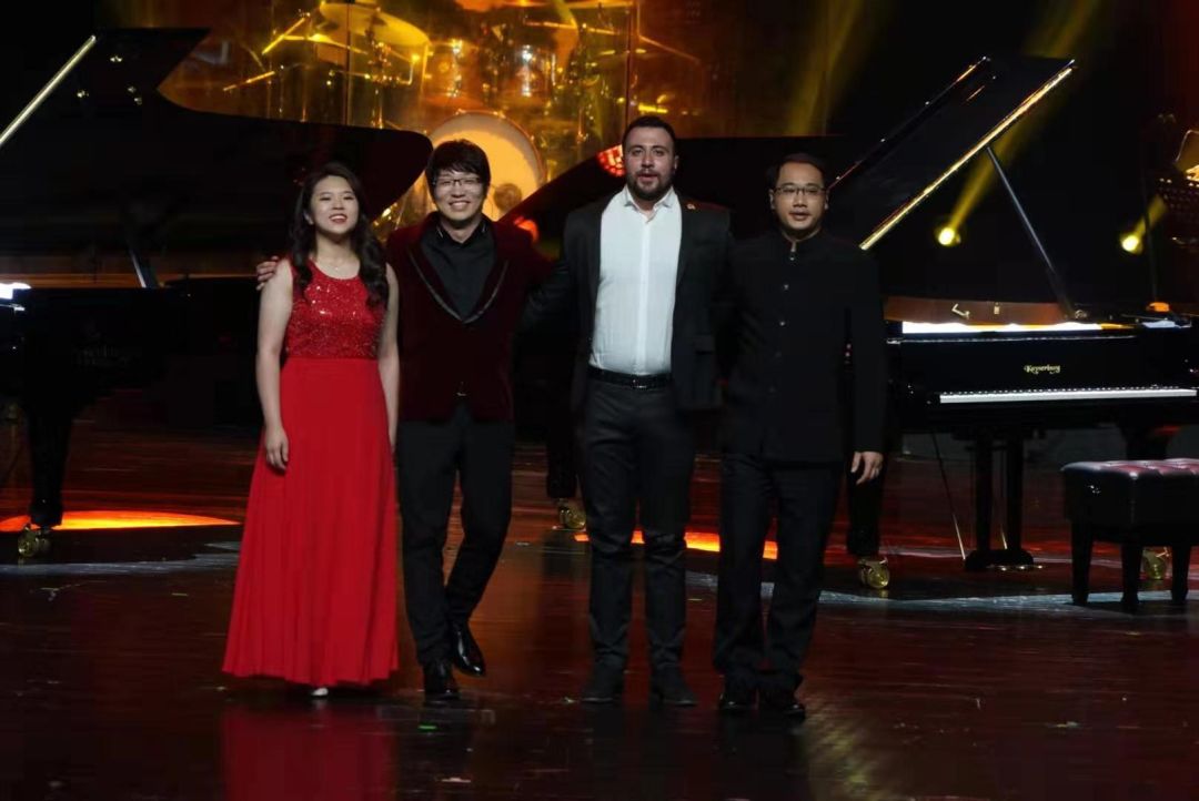 音乐会以一首汇集著名钢琴演奏家元杰,香港青年钢琴家叶凯允,澳门青年