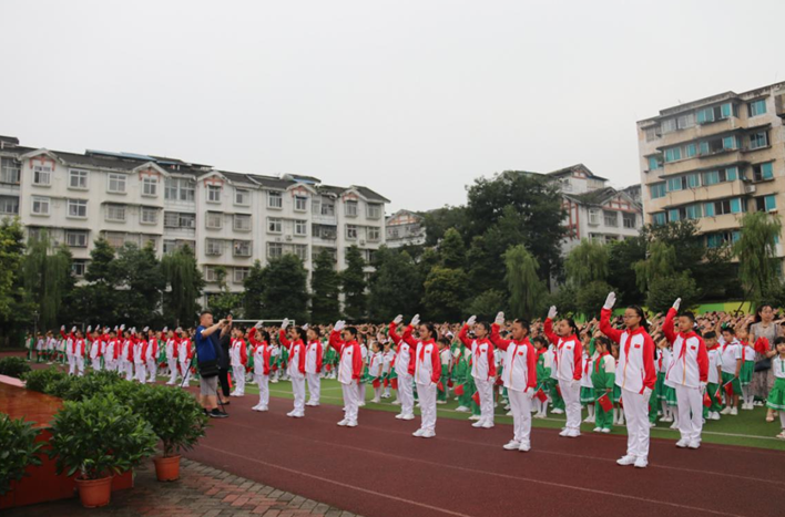 都江堰市奎光小学隆重举行我爱你中国2019年秋季开学典礼