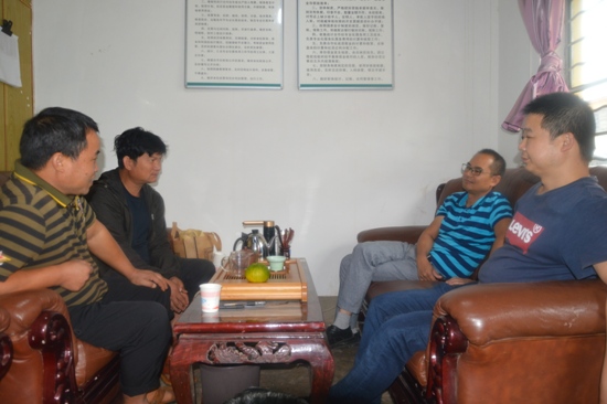 通海县交通运输局局长王学明深入四寨村指导灾后重建及烤烟收购工作