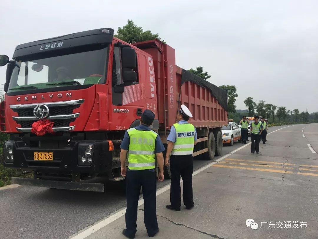 工作人员正在进行联合治超