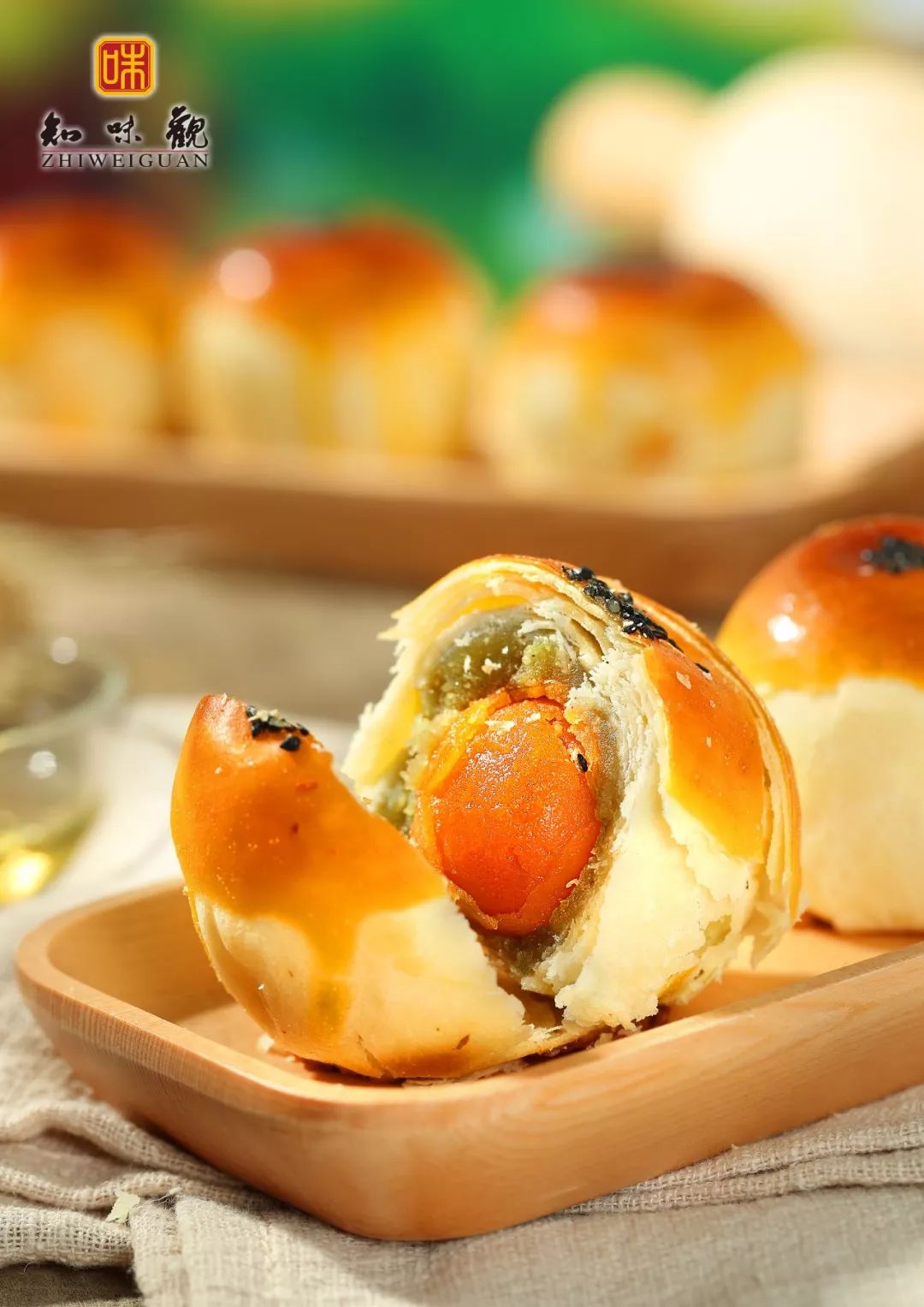 知味观蛋黄酥选用新西兰天然奶油手工制作