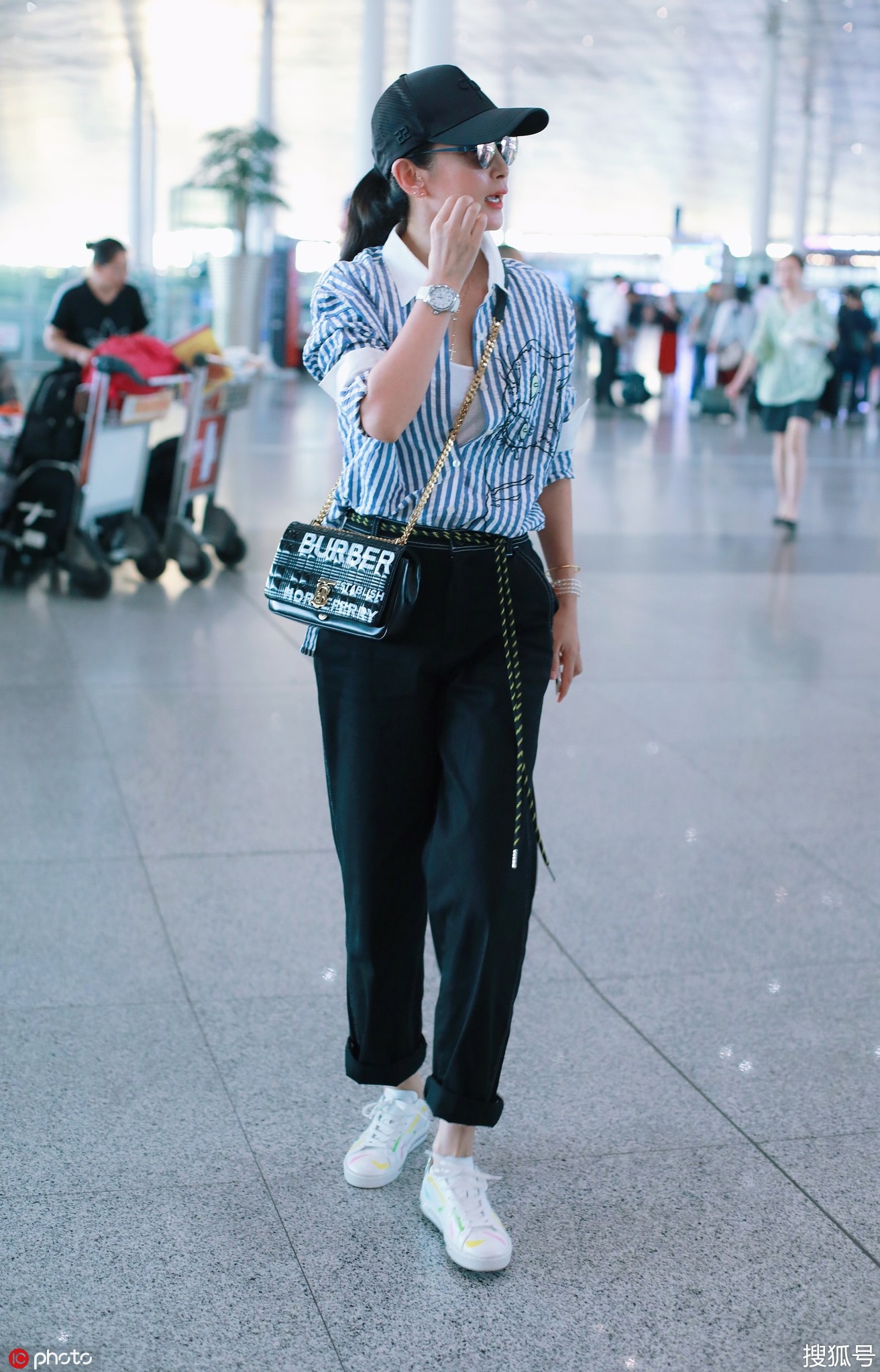 李冰冰久违的私服街拍 网友:女神依然貌美气质佳