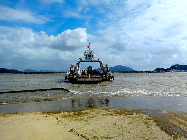 清晨的花岙岛轮渡南来北往的客人一股浓浓的生活气息扑面而来