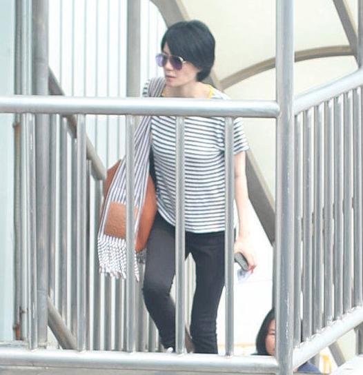 天后王菲造型好低调穿黑色连体裤气场十足50岁素颜状态像30