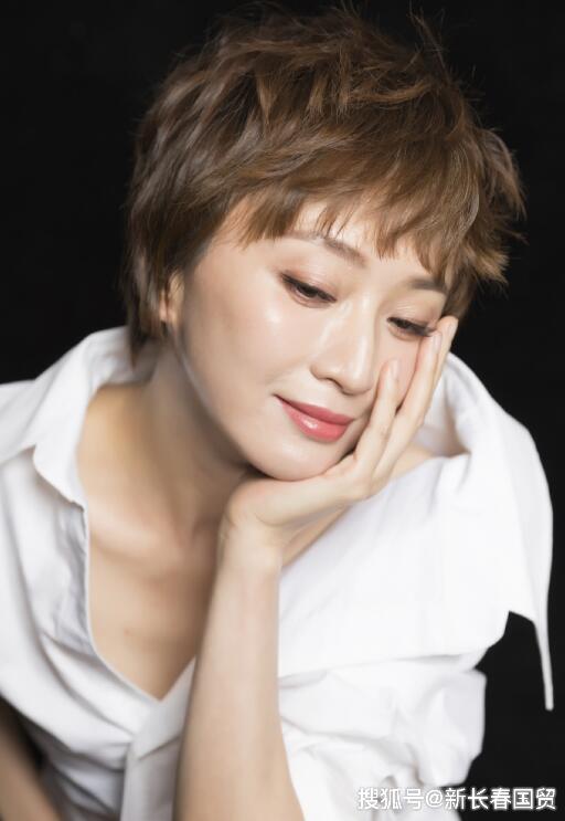 "祁同伟"许亚军43岁娇妻近照曝光,妩媚性感大秀美腿_张澍