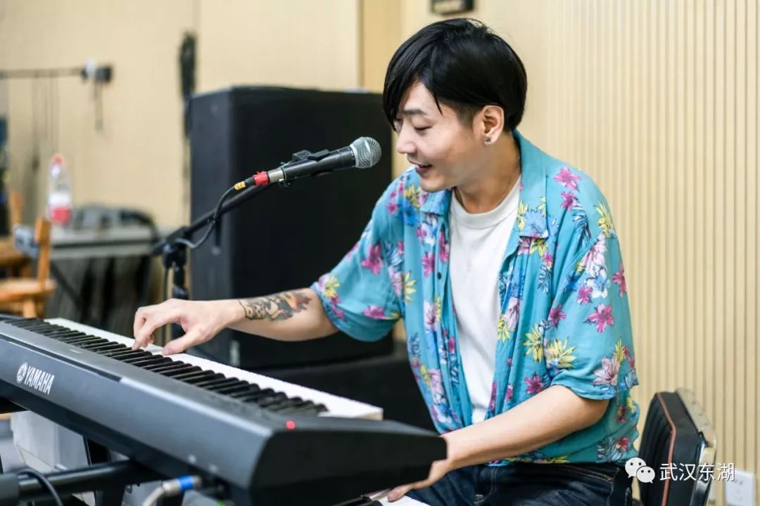 主唱陈栋 贝斯小小 萨克斯王威 鼓手李凡=一个新的开始.