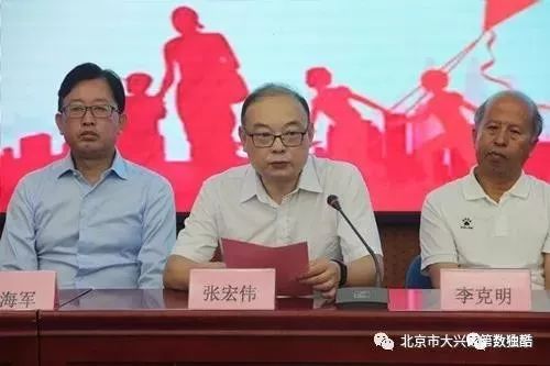 开学典礼后,杨辉老师以"爱国主义教育"为主题为学生上了开学第一课.