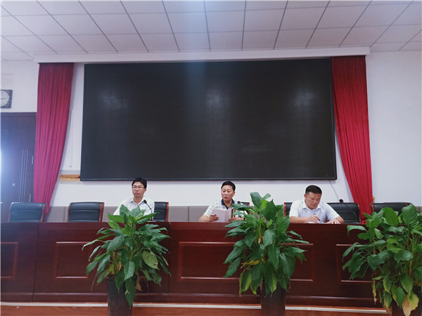 淮安楚州实验中学召开新学期班主任培训会