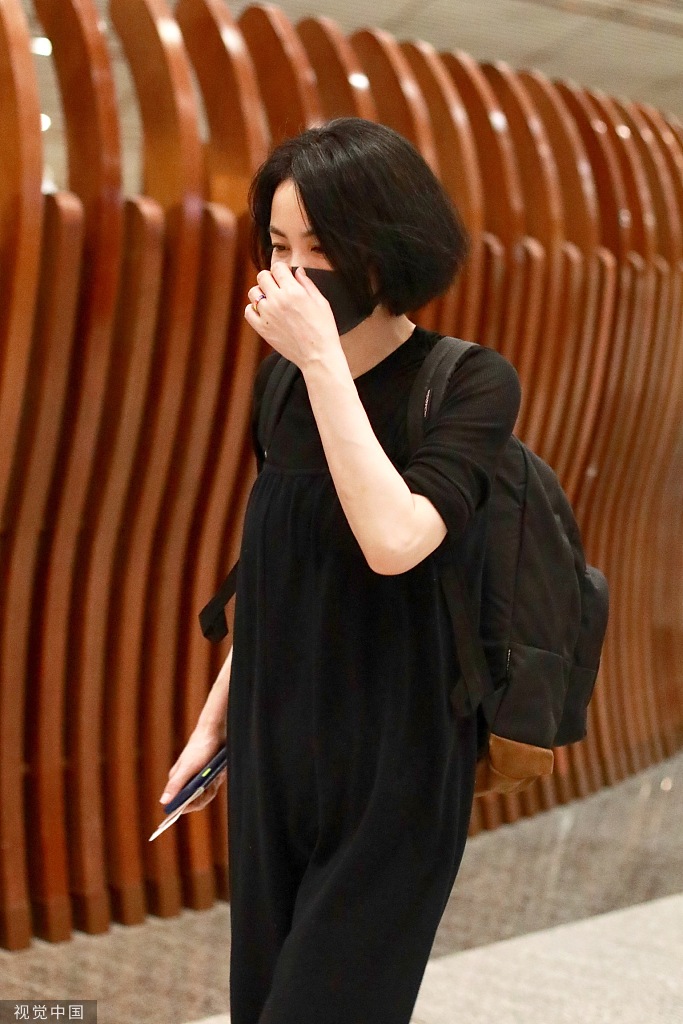 王菲机场玩"摸头杀"超宠溺 左手无名指戒指吸睛