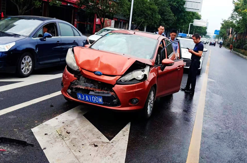 今日常德发生一起车祸图片