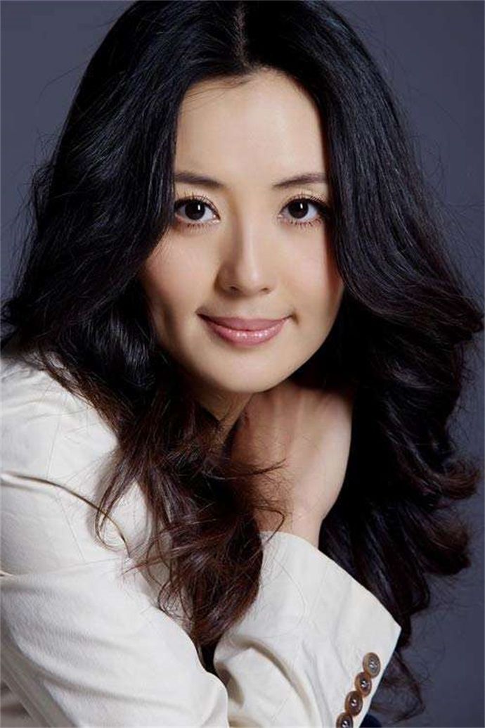 17岁出道走红意外怀孕老公成谜如今儿子颜值超高