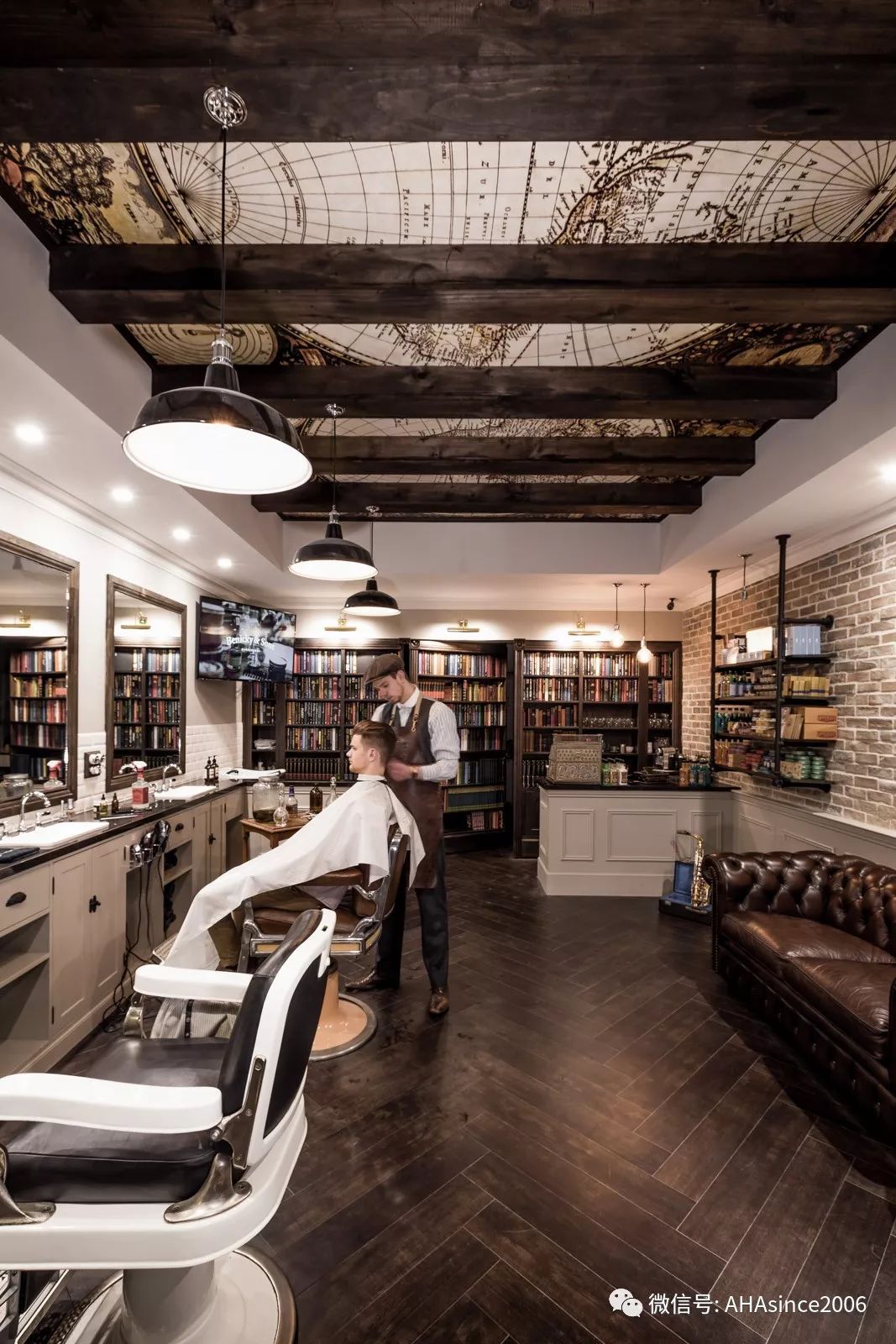 名店欣赏一边喝酒读书barbershop的复古美发沙龙