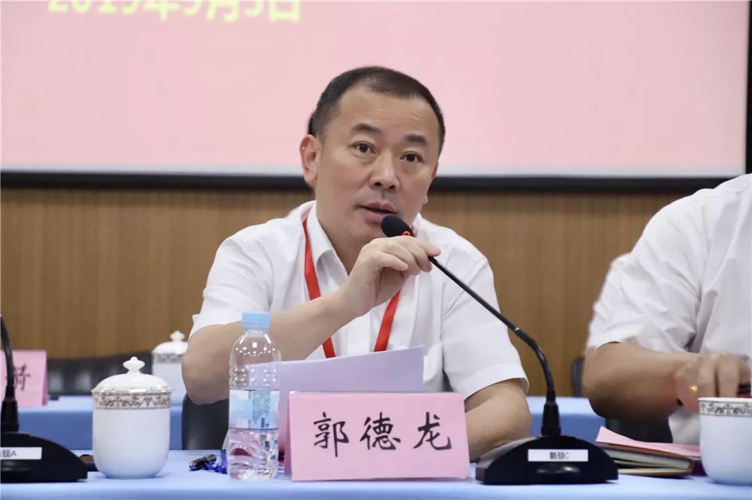 分公司总经理郭德龙向与会职工代表,传达了近阶段所面临的形势,并对下