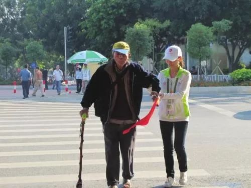 在老人过马路时扶她一把慈善已经被赋予了更多的含义更多的是对他人的