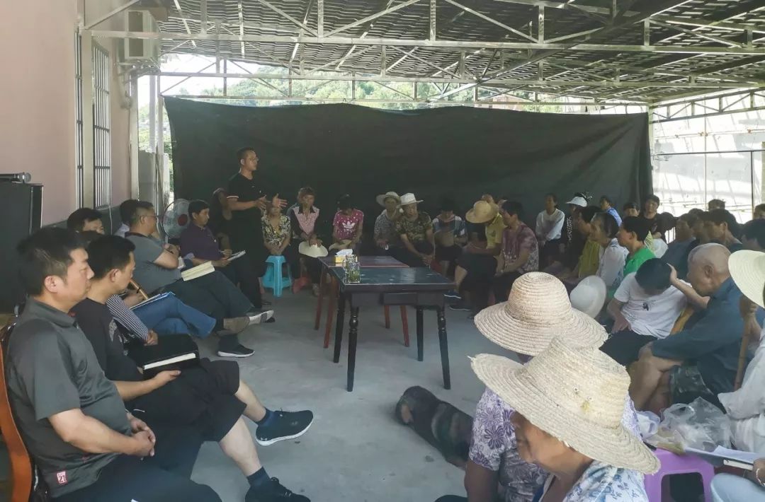 在村民家院坝开会近日,长阳县委书记赵吉雄携各乡镇负责人近20人在