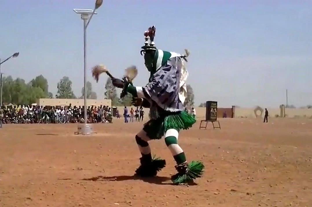 实拍非洲人的烫脚舞太经典了