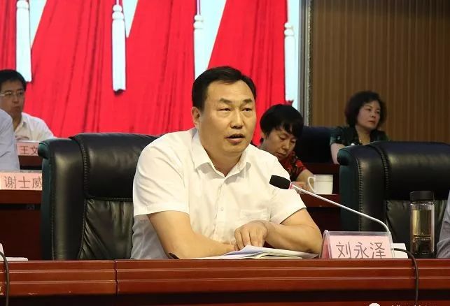 刘永泽强调,各镇各部门要进一步统一思想,鼓足干劲,服从命令听指挥