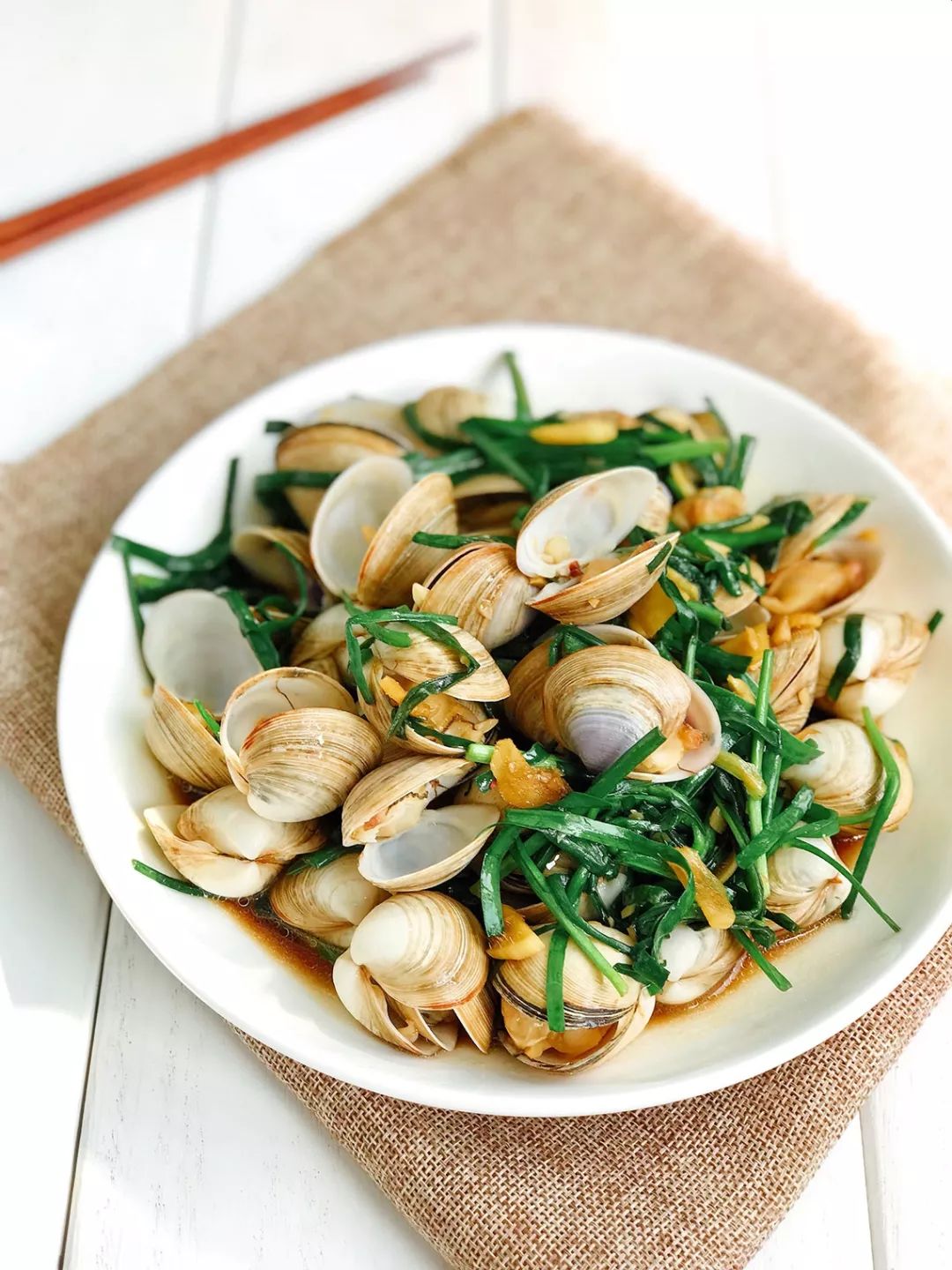 韭菜炒白蛤:原汁原味的鲜美就能让你的筷子停不下来!_蛤蜊