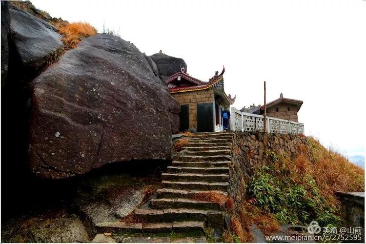 南正顶悟空寺庄严肃穆,据 说这里求雨很灵验.