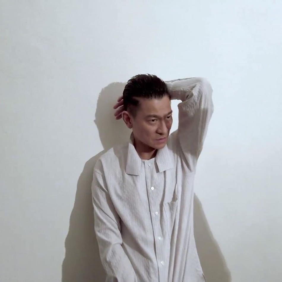 57岁刘德华拍写真花絮曝光眼神凌厉身材挺拔玩单手支撑