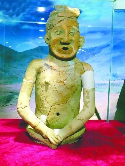 2012年5月在内蒙古赤峰市敖汉旗兴隆沟遗址出土的陶人中华祖神,是