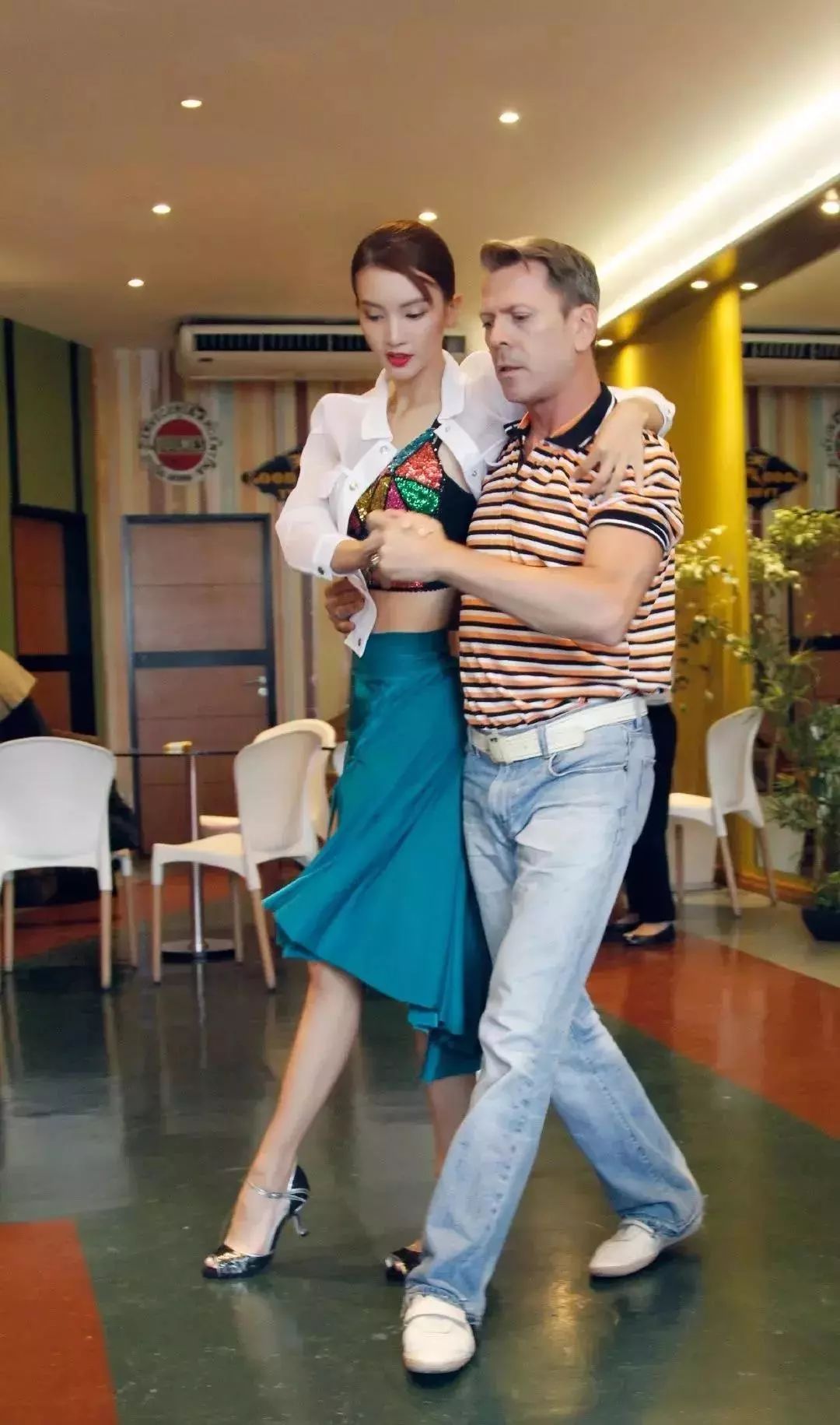 三任男友都是大帅锅,金晨这类女生为什么很讨男生喜欢?_舞蹈