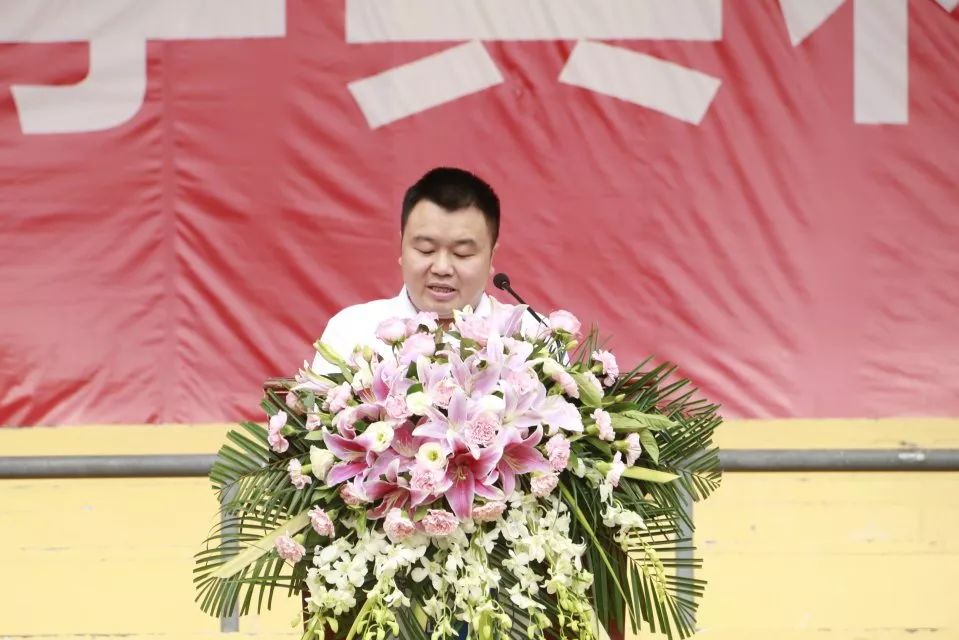 教师代表魏代俊教授发言从新生"大学生"和"民大人"的身份入手希望学生