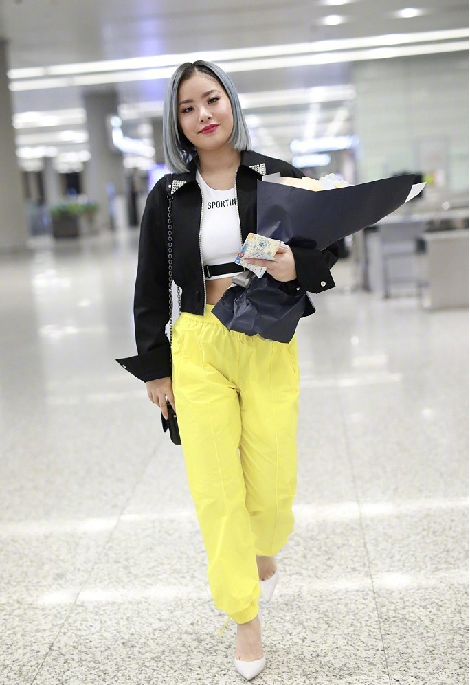 王菊素颜走机场露脐装配短裙身材热辣怎么做到120斤没赘肉