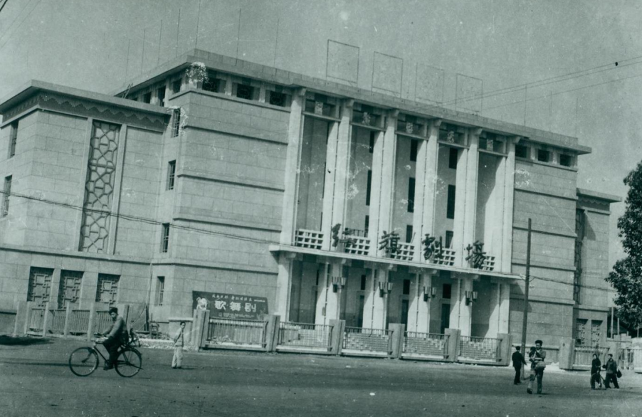 这里是1962年的红旗剧场,它的前身,是老成都的智育电影院,是当年成都