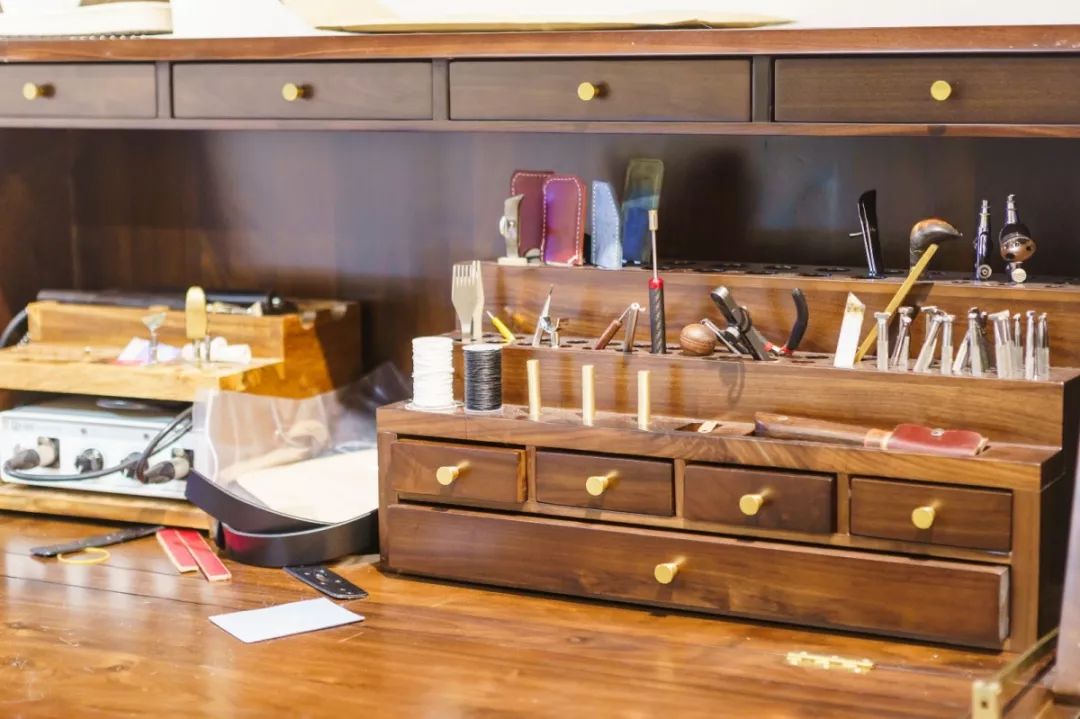 门店中间 就是矩形大工作台 供顾客diy使用 工作台上摆放着许多 常用