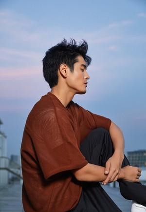 激似周杰伦杨一展男歌手沉寂三年宣告签约华纳