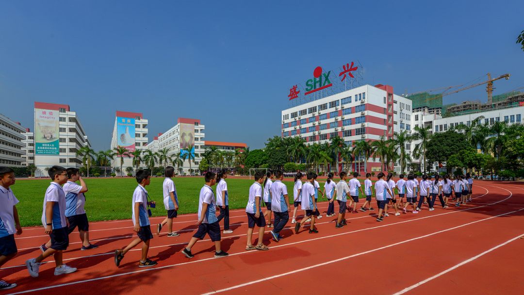 盛兴中英文学校开学季校园热火朝天同学们朝气蓬勃