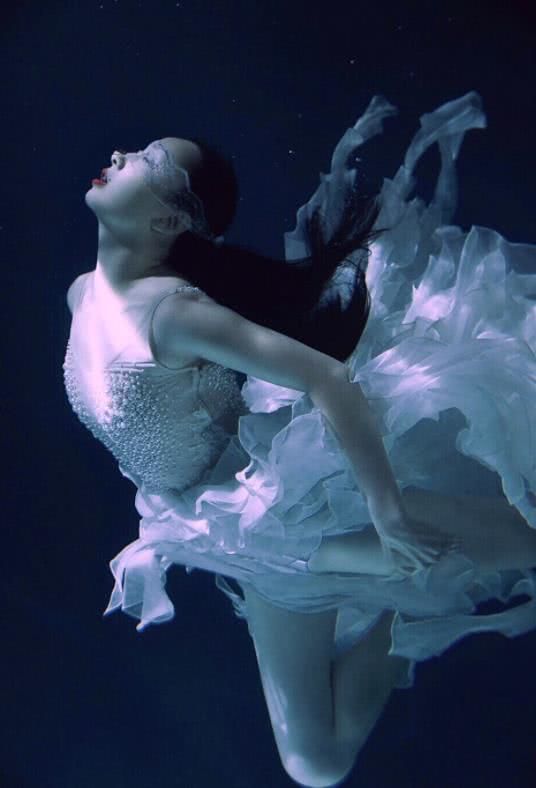 48岁陶虹穿液态裙在水里拍时尚大片全网惊艳了