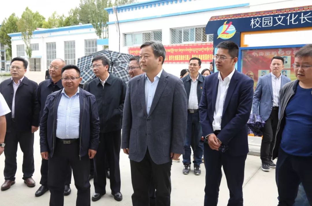 9月3日一早,代表团一行乘车由山南市前往隆子县,翻越2座海拔5000多米