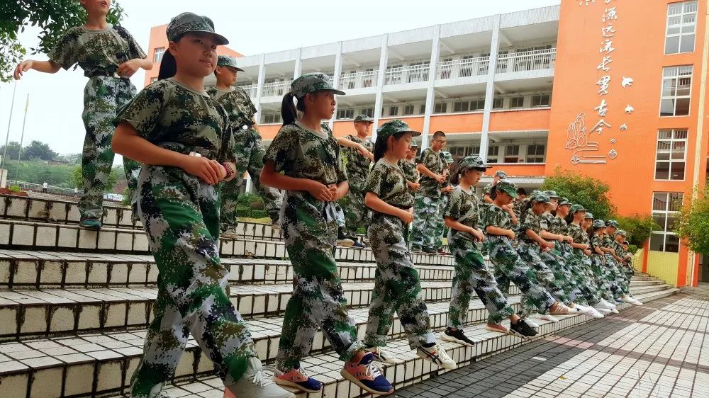 今天是军训的第4天,天气时而阴云,时而艳阳.美好的一天从晨跑开始.