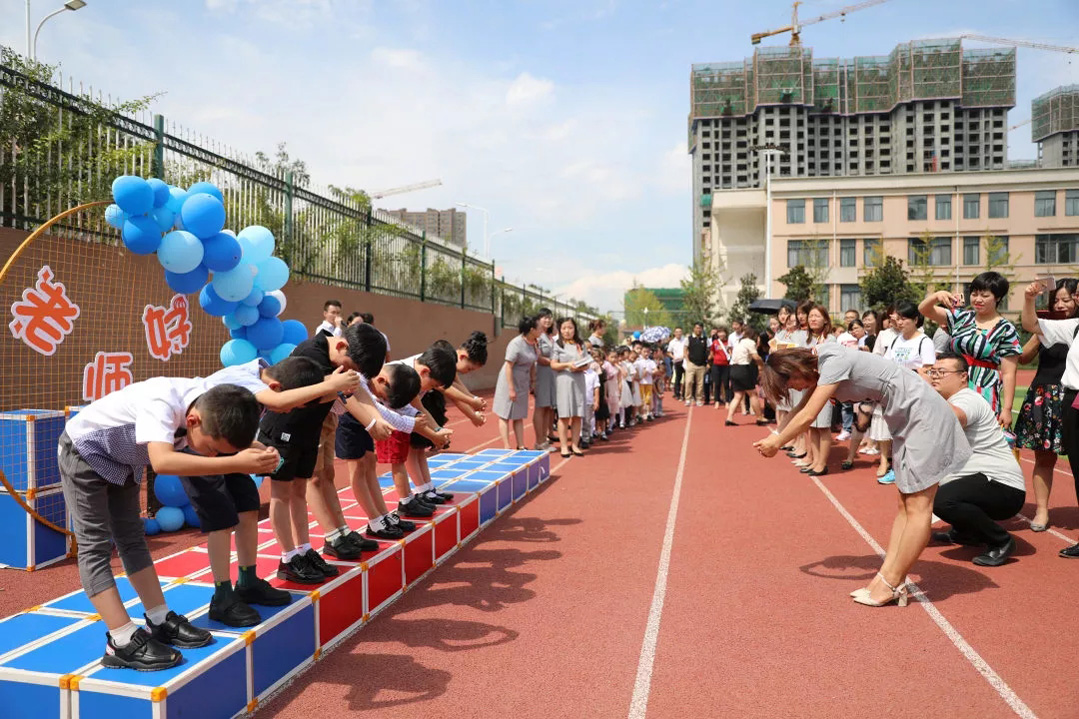 宝鸡高新三小新生走进入学门