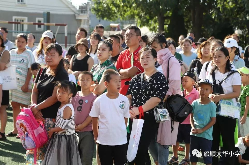 迎着初秋怡人的清风,一年级的新同学踏进了旅顺口区大华小学的大门