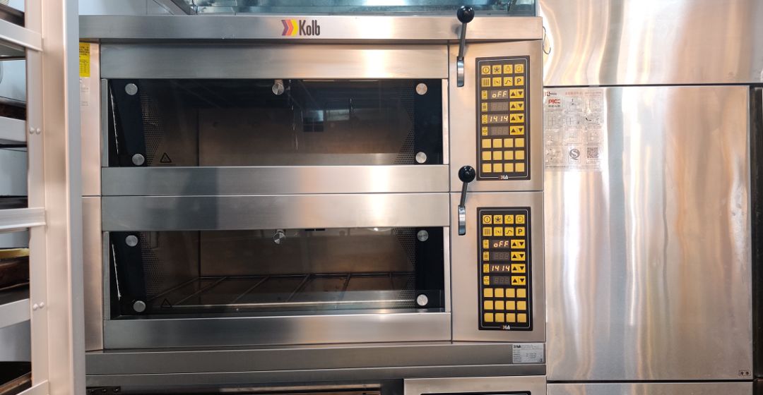 的身影安佳干酪和日本招和面粉透明的烘焙制作区,进口的kolb烤箱食材